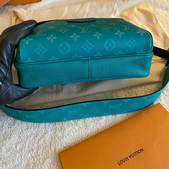 Louis Vuitton Outdoor Messenger Green Taigarama - Picture 8 of 8